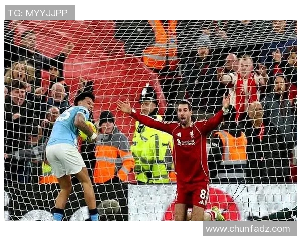 曼联的两分钟崩盘！争议判罚背面的卧底悲惨剧